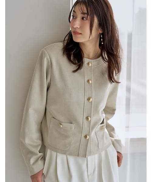 Re:EDIT（リエディ）の「[2026S/S COLLECTION]フェイクスウェードノーカラー金ボタンジャケット（ノーカラージャケット・レディース・アイボリー/ブラウン/キャメル・MEDIUM/LARGE）」の2枚目の写真