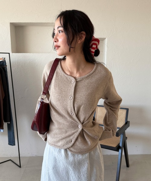 MUHET(ミュエータ)の「offset button 2 way knit cardigan / オフセットボタン2WAYニットカーディガン(カーディガン/ボレロ・レディース・グレー/ピンク/ベージュ・FREE)」の2枚目の写真