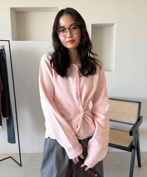MUHET(ミュエータ)の「offset button 2 way knit cardigan / オフセットボタン2WAYニットカーディガン(カーディガン/ボレロ・レディース・グレー/ピンク/ベージュ・FREE)」の16枚目の写真