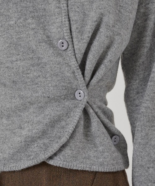 MUHET(ミュエータ)の「offset button 2 way knit cardigan / オフセットボタン2WAYニットカーディガン(カーディガン/ボレロ・レディース・グレー/ピンク/ベージュ・FREE)」の7枚目の写真