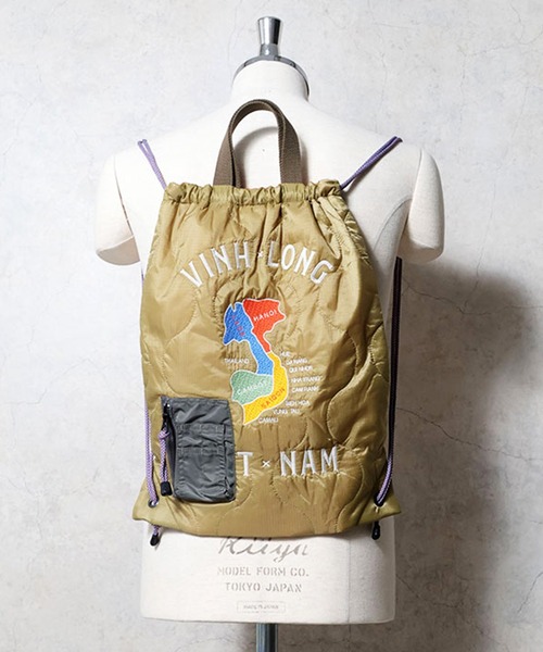 HOUSTON(ヒューストン)の「HOUSTON ヒューストン ALASKA MAP EMB QUILT 2WAY BAG アラスカ 白熊 ベトジャン 地図 刺繍 キルティング ナップサック トートバッグ(バックパック/リュック・メンズ・その他1/ブラック系/オリーブドラブ/その他/オリーブ系/ブラック・FREE)」の5枚目の写真