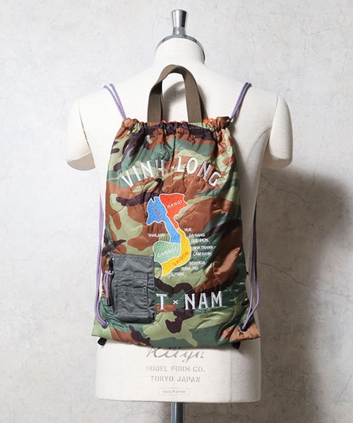 HOUSTON(ヒューストン)の「HOUSTON ヒューストン ALASKA MAP EMB QUILT 2WAY BAG アラスカ 白熊 ベトジャン 地図 刺繍 キルティング ナップサック トートバッグ(バックパック/リュック・メンズ・その他1/ブラック系/オリーブドラブ/その他/オリーブ系/ブラック・FREE)」の1枚目の写真