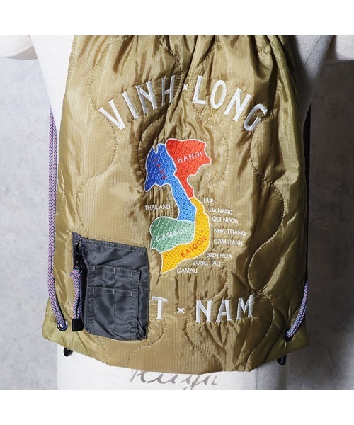 HOUSTON(ヒューストン)の「HOUSTON ヒューストン ALASKA MAP EMB QUILT 2WAY BAG アラスカ 白熊 ベトジャン 地図 刺繍 キルティング ナップサック トートバッグ(バックパック/リュック・メンズ・その他1/ブラック系/オリーブドラブ/その他/オリーブ系/ブラック・FREE)」の14枚目の写真