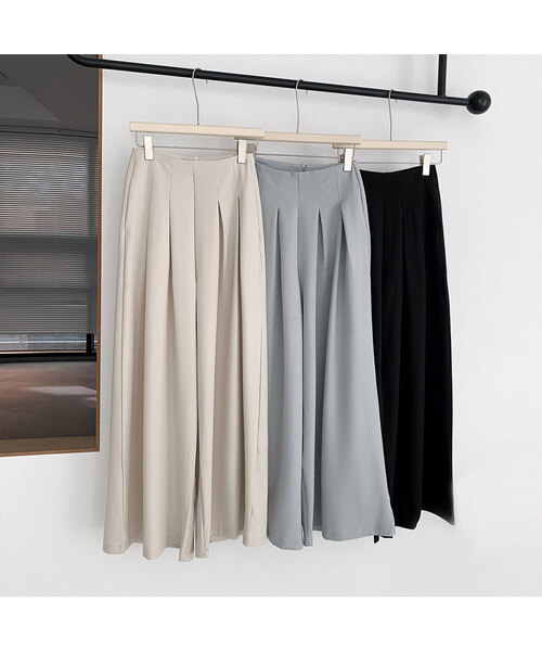 VASCARA(バスカラ)の「ツータックワイドスラックス(3色)(スラックス・レディース・スカイブルー/ベージュ/ブラック・SMALL/MEDIUM/LARGE)」の1枚目の写真
