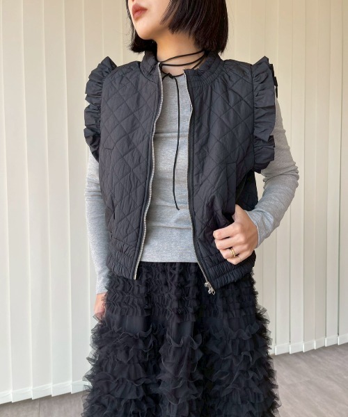 AMAIL(アマイル)の「Feminine Frill Vest(ベスト・レディース・ベージュ/ブラック・FREE)」の3枚目の写真