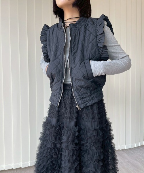 AMAIL(アマイル)の「Feminine Frill Vest(ベスト・レディース・ベージュ/ブラック・FREE)」の4枚目の写真