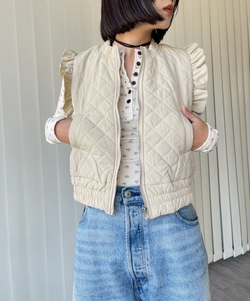 AMAIL(アマイル)の「Feminine Frill Vest(ベスト・レディース・ベージュ/ブラック・FREE)」の8枚目の写真