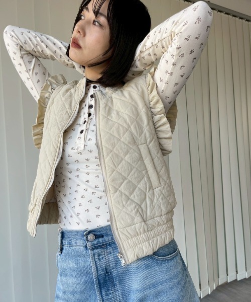 AMAIL(アマイル)の「Feminine Frill Vest(ベスト・レディース・ベージュ/ブラック・FREE)」の6枚目の写真