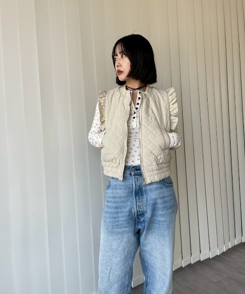 AMAIL(アマイル)の「Feminine Frill Vest(ベスト・レディース・ベージュ/ブラック・FREE)」の7枚目の写真