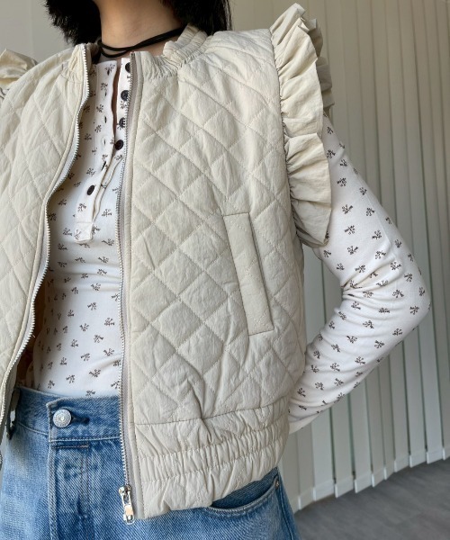 AMAIL(アマイル)の「Feminine Frill Vest(ベスト・レディース・ベージュ/ブラック・FREE)」の12枚目の写真