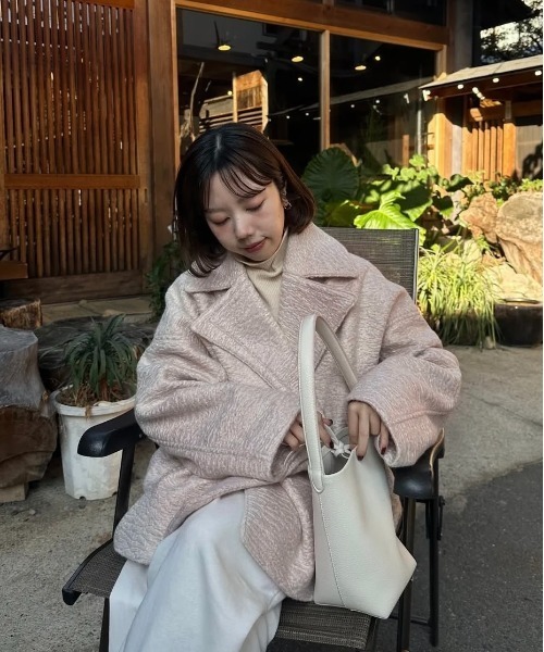 lawgy(ラウジー)の「point collar double button cocoon midi coat / ポイントカラーダブルコクーンミディコート(その他アウター・レディース・ピンク系/ライトグレー/ホワイト・FREE)」の17枚目の写真
