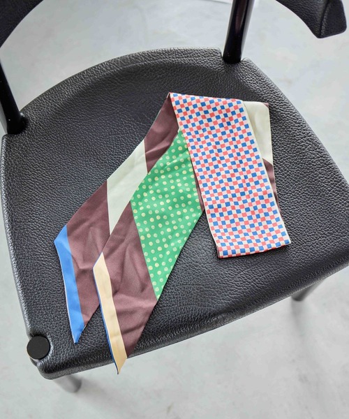 studio CLIP(スタディオクリップ)の「総柄リバーシブル細スカーフ(バンダナ/スカーフ・レディース・ピンク/イエロー/ブラック・FREE)」の3枚目の写真