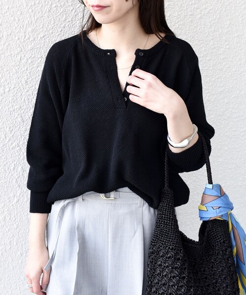 SHIPS Colors(シップス カラーズ)の「SHIPS Colors:〈手洗い可能〉ペーパー ライク ヘンリーネック 2WAY ニット◆(ニット/セーター・レディース・ライトブルー/ブラック/ベージュ・ONE SIZE)」の20枚目の写真