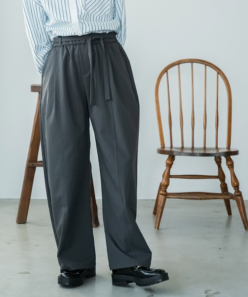mili an deni(ミリアンデニ)の「ベルト付きイージーカーブパンツ(チノパンツ・レディース・ネイビー/ライトベージュ/カーキ/チャコールグレー・M)」の2枚目の写真