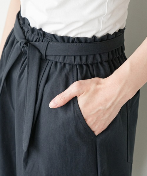 mili an deni(ミリアンデニ)の「ベルト付きイージーカーブパンツ(チノパンツ・レディース・ネイビー/ライトベージュ/カーキ/チャコールグレー・M)」の22枚目の写真