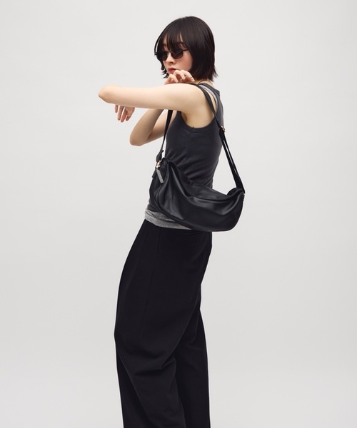 TONER(トナー)の「カーブボディバッグ/ショルダーバッグ/ロゴプレート付き(ショルダーバッグ・レディース・レッド/ブラウン/ホワイト/ブラック・FREE)」の3枚目の写真