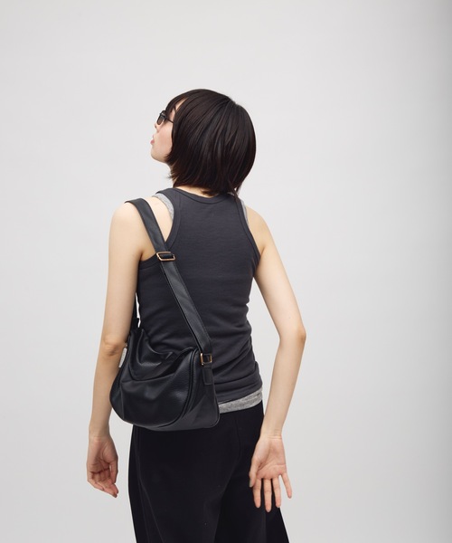 TONER(トナー)の「カーブボディバッグ/ショルダーバッグ/ロゴプレート付き(ショルダーバッグ・レディース・レッド/ブラウン/ホワイト/ブラック・FREE)」の5枚目の写真