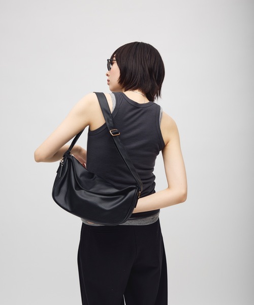 TONER(トナー)の「カーブボディバッグ/ショルダーバッグ/ロゴプレート付き(ショルダーバッグ・レディース・レッド/ブラウン/ホワイト/ブラック・FREE)」の6枚目の写真