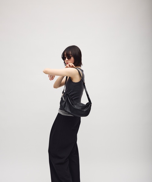 TONER(トナー)の「カーブボディバッグ/ショルダーバッグ/ロゴプレート付き(ショルダーバッグ・レディース・レッド/ブラウン/ホワイト/ブラック・FREE)」の7枚目の写真