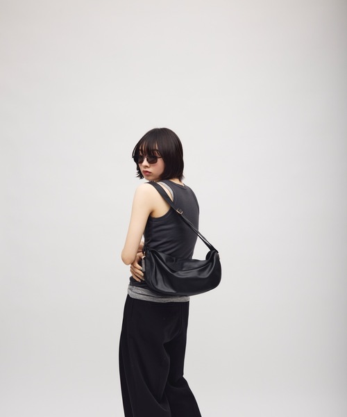 TONER(トナー)の「カーブボディバッグ/ショルダーバッグ/ロゴプレート付き(ショルダーバッグ・レディース・レッド/ブラウン/ホワイト/ブラック・FREE)」の8枚目の写真