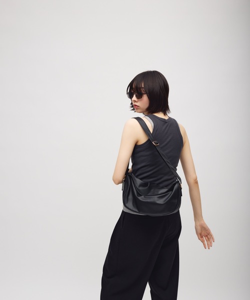TONER(トナー)の「カーブボディバッグ/ショルダーバッグ/ロゴプレート付き(ショルダーバッグ・レディース・レッド/ブラウン/ホワイト/ブラック・FREE)」の9枚目の写真
