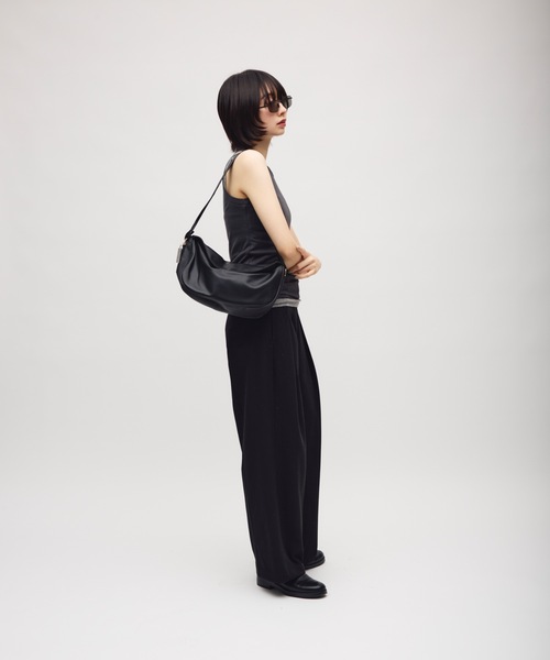 TONER(トナー)の「カーブボディバッグ/ショルダーバッグ/ロゴプレート付き(ショルダーバッグ・レディース・レッド/ブラウン/ホワイト/ブラック・FREE)」の10枚目の写真