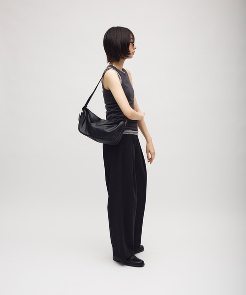 TONER(トナー)の「カーブボディバッグ/ショルダーバッグ/ロゴプレート付き(ショルダーバッグ・レディース・レッド/ブラウン/ホワイト/ブラック・FREE)」の11枚目の写真