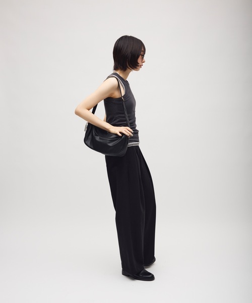 TONER(トナー)の「カーブボディバッグ/ショルダーバッグ/ロゴプレート付き(ショルダーバッグ・レディース・レッド/ブラウン/ホワイト/ブラック・FREE)」の12枚目の写真