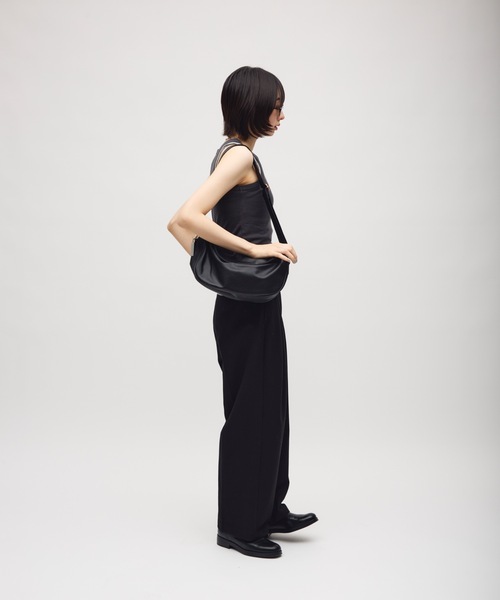 TONER(トナー)の「カーブボディバッグ/ショルダーバッグ/ロゴプレート付き(ショルダーバッグ・レディース・レッド/ブラウン/ホワイト/ブラック・FREE)」の13枚目の写真