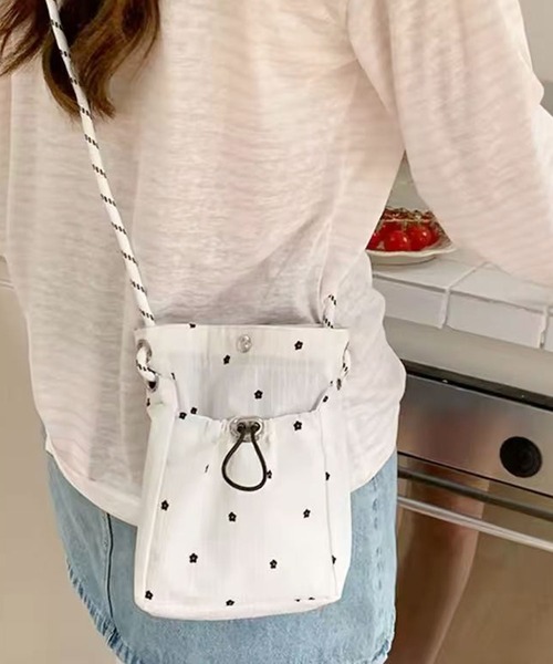 ammy.(エイミードット)の「【 ammy. / エイミードット 】 小花柄 ミニ サコッシュ/ スマホショルダー(ショルダーバッグ・レディース・ブラック/ホワイト/レッド・FREE)」の1枚目の写真