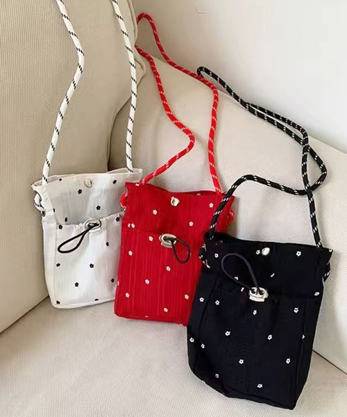 ammy.(エイミードット)の「【 ammy. / エイミードット 】 小花柄 ミニ サコッシュ/ スマホショルダー(ショルダーバッグ・レディース・ブラック/ホワイト/レッド・FREE)」の4枚目の写真
