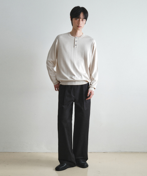 WEDNESDAY OASIS(ウェンズデーオアシス)の「ウォッシャブルミニマルヘンリーネックニット_SOFT BEIGE(WC26KN21)(ニット/セーター・メンズ・ライトベージュ・MEDIUM/LARGE/X-LARGE)」の2枚目の写真