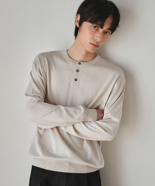 WEDNESDAY OASIS（ウェンズデーオアシス）の「ウォッシャブルミニマルヘンリーネックニット_SOFT BEIGE(WC26KN21)（ニット/セーター・メンズ・ライトベージュ・MEDIUM/LARGE/X-LARGE）」の3枚目の写真