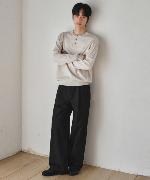 WEDNESDAY OASIS(ウェンズデーオアシス)の「ウォッシャブルミニマルヘンリーネックニット_SOFT BEIGE(WC26KN21)(ニット/セーター・メンズ・ライトベージュ・MEDIUM/LARGE/X-LARGE)」の4枚目の写真