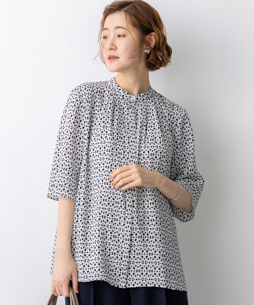 23区(ニジュウサンク)の「カレイドスコーププリント バンドカラー ブラウス(シャツ/ブラウス・レディース・アイボリー系5/ネイビー系5・38/40)」の2枚目の写真