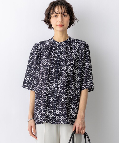 23区(ニジュウサンク)の「カレイドスコーププリント バンドカラー ブラウス(シャツ/ブラウス・レディース・アイボリー系5/ネイビー系5・38/40)」の1枚目の写真