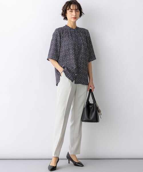 23区(ニジュウサンク)の「カレイドスコーププリント バンドカラー ブラウス(シャツ/ブラウス・レディース・アイボリー系5/ネイビー系5・38/40)」の6枚目の写真