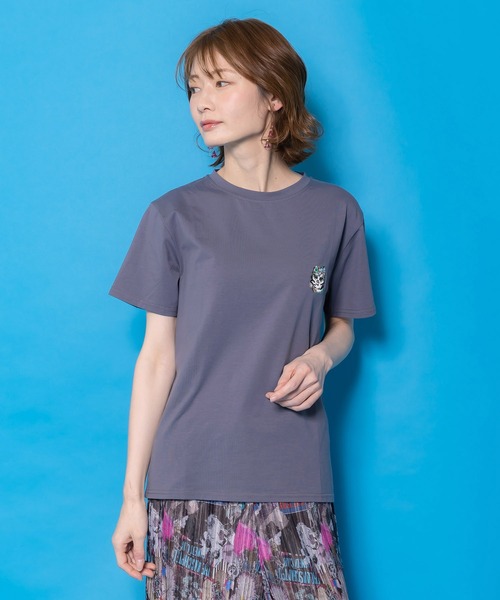 ScoLar(スカラー)の「161652:スカラーちゃんポーチ付き3柄展開キャラ刺繍Tシャツ(Tシャツ/カットソー・レディース・パープル/ピンク/ブラック/チャコールグレー/オフホワイト・M)」の1枚目の写真