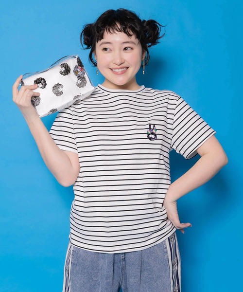 ScoLar(スカラー)の「161652:スカラーちゃんポーチ付き3柄展開キャラ刺繍Tシャツ(Tシャツ/カットソー・レディース・パープル/ピンク/ブラック/チャコールグレー/オフホワイト・M)」の4枚目の写真