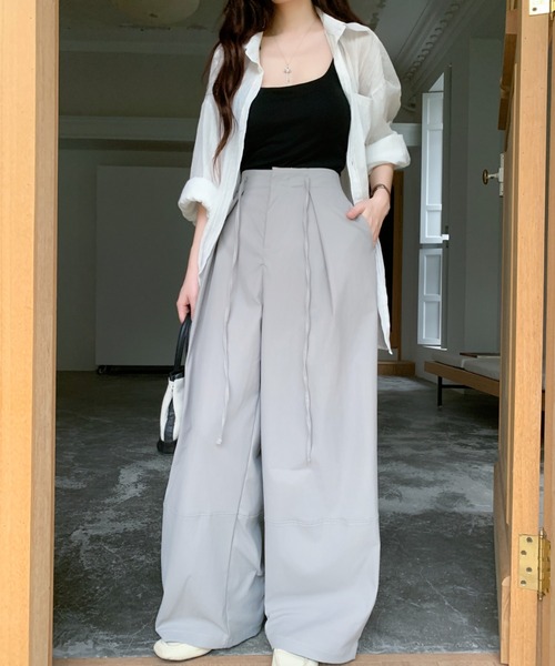 Maison Calme（メゾンカルム）の「【26春夏新作】ドロストデザイン タックボリュームカーゴワイドパンツ　ウエストリボン　脚長効果（カーゴパンツ・レディース・チャコール/グレー・M/L）」の6枚目の写真