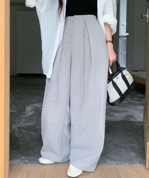 Maison Calme（メゾンカルム）の「【26春夏新作】ドロストデザイン タックボリュームカーゴワイドパンツ　ウエストリボン　脚長効果（カーゴパンツ・レディース・チャコール/グレー・M/L）」の4枚目の写真
