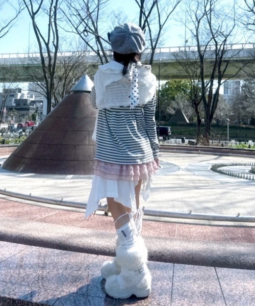 Never mind the XU / Chikashitsu+（ネバーマインド ザ エックスユー / チカシツプラス）の「【nmtc+】off-shoulder ribbon border tops / 【エヌエムティーシープラス】オフショルダーリボンボーダー長袖Ｔシャツ（Tシャツ/カットソー・レディース・ホワイト/ブラック・ONE SIZE）」の5枚目の写真