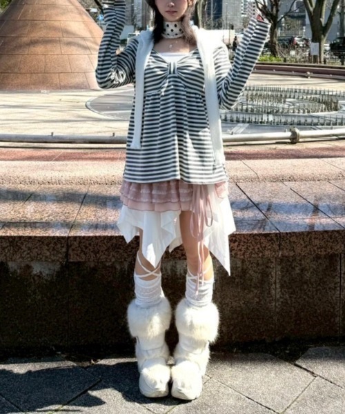 Never mind the XU / Chikashitsu+（ネバーマインド ザ エックスユー / チカシツプラス）の「【nmtc+】off-shoulder ribbon border tops / 【エヌエムティーシープラス】オフショルダーリボンボーダー長袖Ｔシャツ（Tシャツ/カットソー・レディース・ホワイト/ブラック・ONE SIZE）」の6枚目の写真