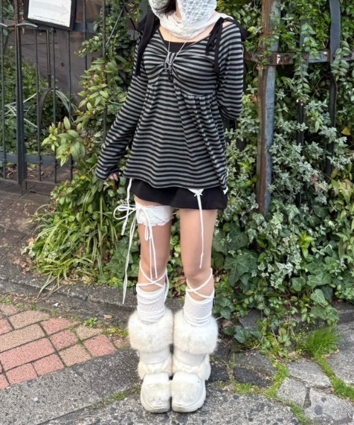 Never mind the XU / Chikashitsu+（ネバーマインド ザ エックスユー / チカシツプラス）の「【nmtc+】off-shoulder ribbon border tops / 【エヌエムティーシープラス】オフショルダーリボンボーダー長袖Ｔシャツ（Tシャツ/カットソー・レディース・ホワイト/ブラック・ONE SIZE）」の14枚目の写真