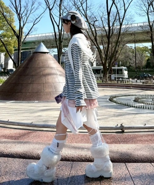 Never mind the XU / Chikashitsu+（ネバーマインド ザ エックスユー / チカシツプラス）の「【nmtc+】off-shoulder ribbon border tops / 【エヌエムティーシープラス】オフショルダーリボンボーダー長袖Ｔシャツ（Tシャツ/カットソー・レディース・ホワイト/ブラック・ONE SIZE）」の4枚目の写真