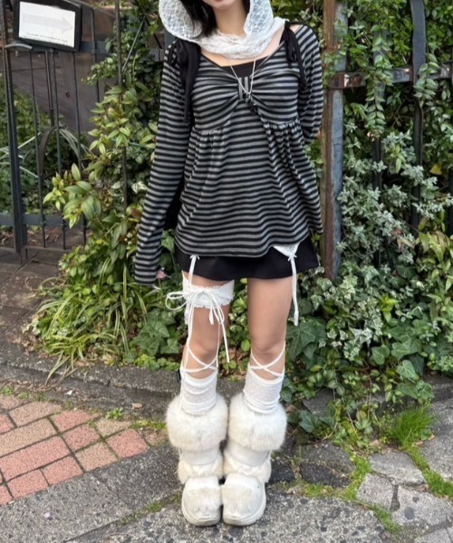 Never mind the XU / Chikashitsu+（ネバーマインド ザ エックスユー / チカシツプラス）の「【nmtc+】off-shoulder ribbon border tops / 【エヌエムティーシープラス】オフショルダーリボンボーダー長袖Ｔシャツ（Tシャツ/カットソー・レディース・ホワイト/ブラック・ONE SIZE）」の15枚目の写真