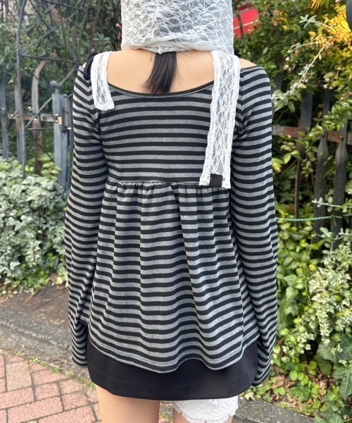 Never mind the XU / Chikashitsu+（ネバーマインド ザ エックスユー / チカシツプラス）の「【nmtc+】off-shoulder ribbon border tops / 【エヌエムティーシープラス】オフショルダーリボンボーダー長袖Ｔシャツ（Tシャツ/カットソー・レディース・ホワイト/ブラック・ONE SIZE）」の18枚目の写真
