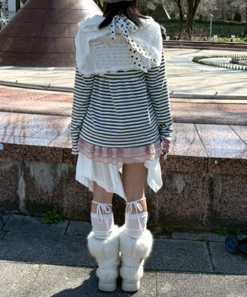 Never mind the XU / Chikashitsu+（ネバーマインド ザ エックスユー / チカシツプラス）の「【nmtc+】off-shoulder ribbon border tops / 【エヌエムティーシープラス】オフショルダーリボンボーダー長袖Ｔシャツ（Tシャツ/カットソー・レディース・ホワイト/ブラック・ONE SIZE）」の8枚目の写真