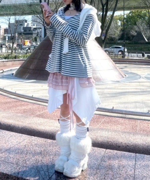 Never mind the XU / Chikashitsu+（ネバーマインド ザ エックスユー / チカシツプラス）の「【nmtc+】off-shoulder ribbon border tops / 【エヌエムティーシープラス】オフショルダーリボンボーダー長袖Ｔシャツ（Tシャツ/カットソー・レディース・ホワイト/ブラック・ONE SIZE）」の7枚目の写真