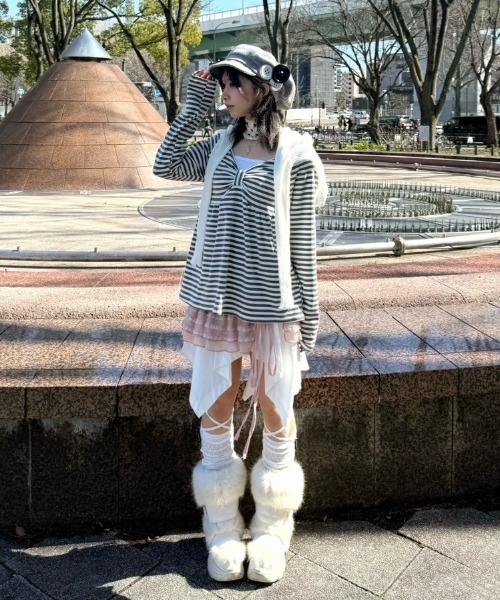 Never mind the XU / Chikashitsu+（ネバーマインド ザ エックスユー / チカシツプラス）の「【nmtc+】off-shoulder ribbon border tops / 【エヌエムティーシープラス】オフショルダーリボンボーダー長袖Ｔシャツ（Tシャツ/カットソー・レディース・ホワイト/ブラック・ONE SIZE）」の3枚目の写真